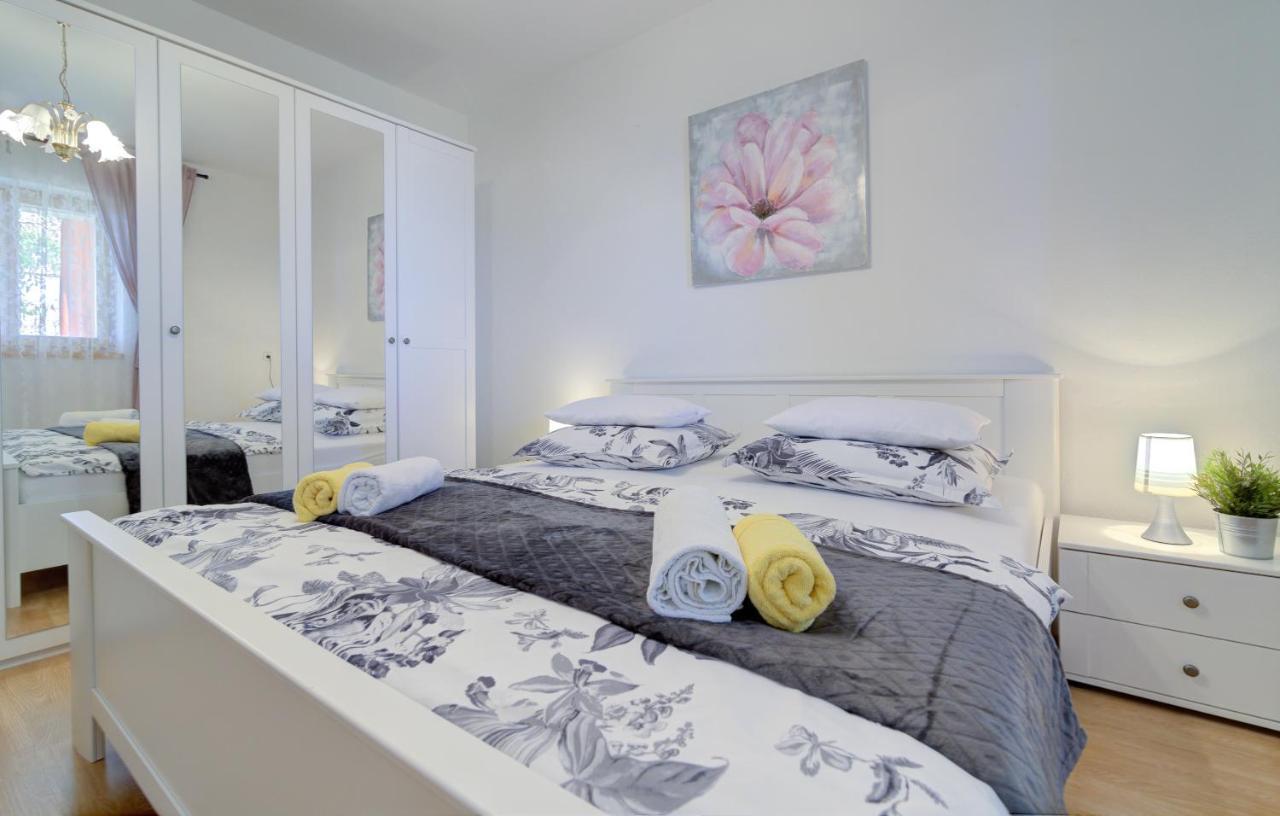 Josipa & Jelena Apartment Сень Екстер'єр фото